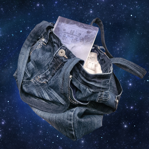 Upcycling - Büchertasche aus Jeansstoff - Unikat -